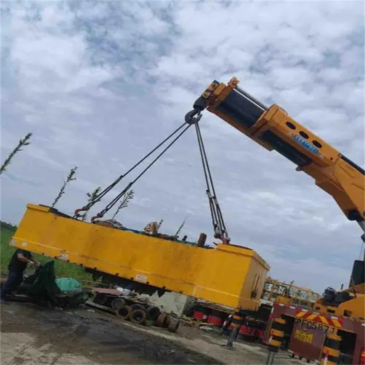 后湖管理区吊运集装箱的吊车